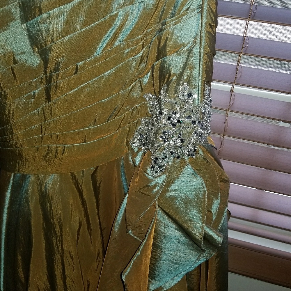 Gown - Picture 3 of 3